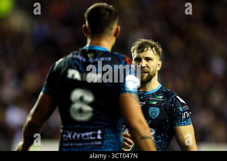 Owen Trout de Leigh Leopards (à gauche) et Matt Davis de Leigh Leopards en discussion lors du match de demi-finale de Betfred Super League au Brick Community Stadium, Wigan. Date de la photo : vendredi 3 octobre 2025. Banque D'Images
