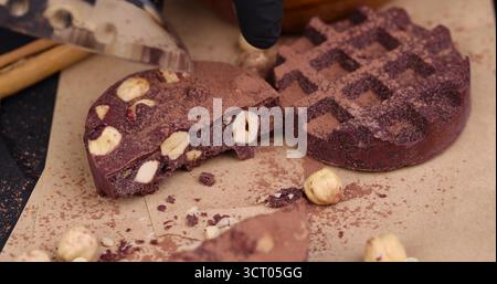 chocolat sucré avec du cacao et des noix et d'autres ingrédients, chocolat maison riche en calories avec du cacao et du sucre Banque D'Images