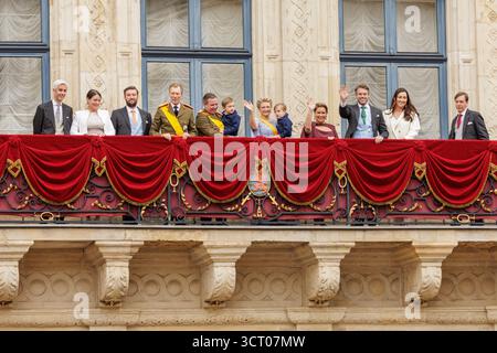 Ville de Luxembourg, Luxembourg. 03 Oct, 2025. Les membres de la famille grand-ducale luxembourgeoise, dont le grand-duc Henri, le grand-duc Guillaume, la grande-duchesse Stéphanie avec leurs enfants le prince Charles et le prince François, la grande-duchesse Maria Teresa, le prince Félix, la princesse Claire, le prince Louis, la princesse Alexandra et d'autres parents, font signe et saluent le public depuis le balcon du palais grand-ducal lors des cérémonies de transition du trône à Luxembourg, le 3 octobre 2025. Crédit : Aleksandr Nagornyi/Alamy Live News Banque D'Images