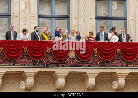 Ville de Luxembourg, Luxembourg. 03 Oct, 2025. Les membres de la famille grand-ducale luxembourgeoise, dont le grand-duc Henri, le grand-duc Guillaume, la grande-duchesse Stéphanie avec leurs enfants le prince Charles et le prince François, la grande-duchesse Maria Teresa, le prince Félix, la princesse Claire, le prince Louis, la princesse Alexandra et d'autres parents, font signe et saluent le public depuis le balcon du palais grand-ducal lors des cérémonies de transition du trône à Luxembourg, le 3 octobre 2025. Crédit : Aleksandr Nagornyi/Alamy Live News Banque D'Images