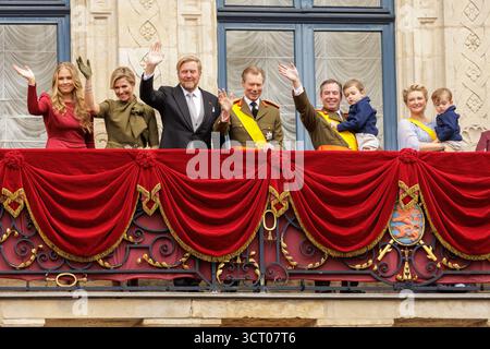 Ville de Luxembourg, Luxembourg. 03 Oct, 2025. La famille grand-ducale du Luxembourg et la famille royale du Benelux apparaissent sur le balcon du Palais grand-ducal lors des célébrations de la transition du trône à Luxembourg, Luxembourg, le 3 octobre 2025. Sur la photo sont la princesse Alexandra de Luxembourg, la reine Maxima des pays-Bas, le roi Willem-Alexander des pays-Bas, le grand-duc Henri de Luxembourg, le grand-duc héréditaire Guillaume de Luxembourg avec son fils, la grande-duchesse héréditaire Stéphanie de Luxembourg avec son fils, la grande-duchesse Marie-Teresa de Luxembourg, le roi Philippe de Belgique, la reine Mathilde Banque D'Images