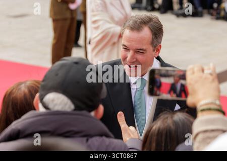 Ville de Luxembourg, Luxembourg. 03 Oct, 2025. Le nouveau Grand-Duc Guillaume et la Grande-Duchesse Stéphanie de Luxembourg rencontrent le public à la place Guillaume II (Hôtel de ville), Luxembourg, le 3 octobre 2025, lors des célébrations de la transition du trône. Crédit : Aleksandr Nagornyi/Alamy Live News Banque D'Images