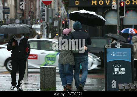 Dublin, Irlande - 03 octobre 2025 - les gens marchent avec des parapluies dans le centre-ville de Dublin par un jour humide et venteux alors que la tempête Amy approche dans la capitale irlandaise Banque D'Images