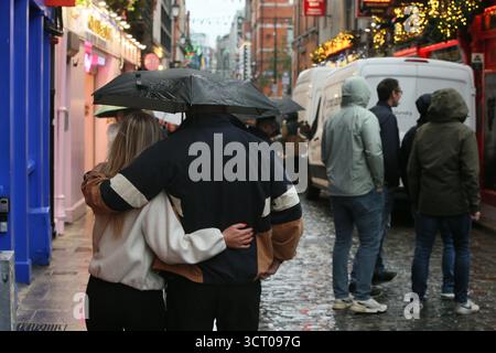 Dublin, Irlande - 03 octobre 2025 - les gens marchent avec des parapluies dans le centre-ville de Dublin par un jour humide et venteux alors que la tempête Amy approche dans la capitale irlandaise Banque D'Images