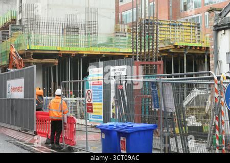Dublin, Irlande - 03 octobre 2025 - Un chantier de construction sur Strand Street dans le centre-ville de Dublin par une journée humide et venteuse dans la capitale irlandaise Banque D'Images