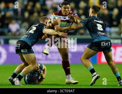 Patrick Mago des Warriors (au centre) tente de dépasser Jack Hughes des Leigh Leopards (à gauche) et Owen Trout lors du match de demi-finale de Betfred Super League au Brick Community Stadium de Wigan. Date de la photo : vendredi 3 octobre 2025. Banque D'Images