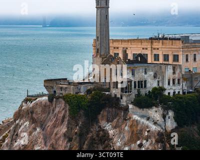 Vue rapprochée de l'île d'Alcatraz avec le pénitencier historique Banque D'Images