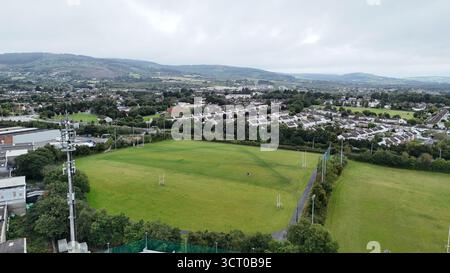 Dublin, Irlande - 30 août 2025 - vue aérienne des terrains de sport Naomh Olaf GAA dans la zone industrielle de Sandyford dans le sud de Dublin par un matin nuageux Banque D'Images