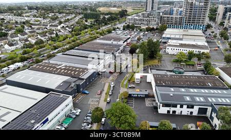 Dublin, Irlande - 30 août 2025 - vue aérienne des unités commerciales et commerciales de Sandyford Industrial Estate dans le sud de Dublin par un matin nuageux Banque D'Images