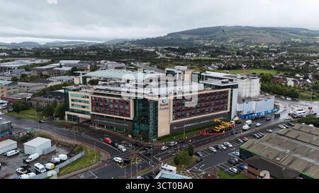 Dublin, Irlande - 30 août 2025 - vue aérienne de l'hôpital Beacon sur Blackthorn Drive dans la zone industrielle de Sandyford dans le sud de Dublin par un matin nuageux Banque D'Images