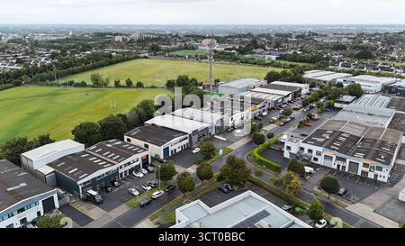 Dublin, Irlande - 30 août 2025 - vue aérienne des unités commerciales et commerciales de Sandyford Industrial Estate dans le sud de Dublin par un matin nuageux Banque D'Images