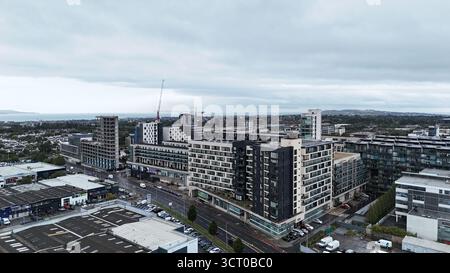 Dublin, Irlande - 30 août 2025 - vue aérienne des appartements et des bâtiments résidentiels en construction à côté de Sandyford Industrial Estate dans le sud de Dublin par un matin nuageux Banque D'Images