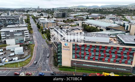 Dublin, Irlande - 30 août 2025 - vue aérienne de l'hôpital Beacon sur Blackthorn Drive dans la zone industrielle de Sandyford dans le sud de Dublin par un matin nuageux Banque D'Images