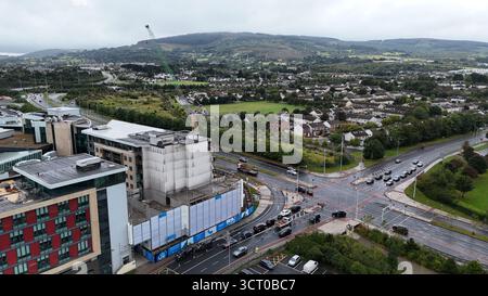 Dublin, Irlande - 30 août 2025 - vue aérienne du carrefour à Drummartin Link Road et Blackthorn Drive à Sandyford, dans le sud de Dublin par un matin nuageux Banque D'Images