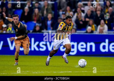 Arnhem, pays-Bas. 03 Oct, 2025. ARNHEM, 03-10-2025, GelreDome, saison 2025/2026, Néerlandais Keuken Kampioen Divisie football, match entre vitesse et Jong FC Utrecht, photo montrant le joueur de vitesse Dillon Hoogewerf dribble avec le ballon crédit : Pro Shots/Alamy Live News Banque D'Images