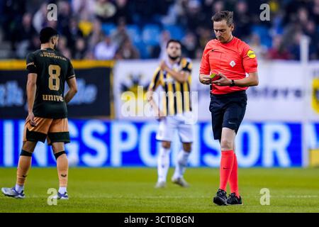Arnhem, pays-Bas. 03 Oct, 2025. ARNHEM, 03-10-2025, GelreDome, saison 2025/2026, football néerlandais Keuken Kampioen Divisie, match entre vitesse et Jong FC Utrecht, arbitre Laurens Gerrets crédit : Pro Shots/Alamy Live News Banque D'Images