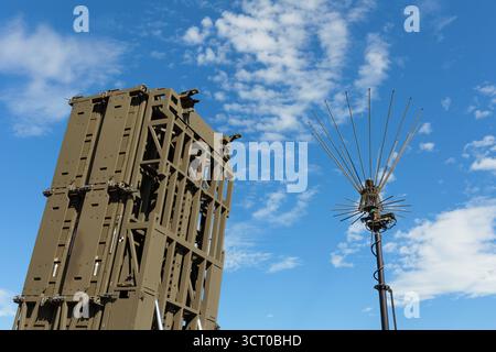 Système de défense anti-aérienne. Missile sol-air. Équipement militaire pour défendre et protéger la menace aérienne. Appareil et ciel bleu Banque D'Images
