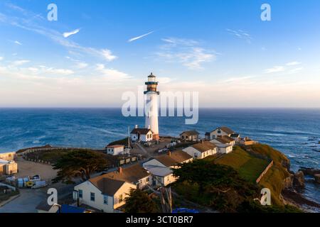 Vue aérienne du phare de Pigeon point au coucher du soleil en Californie Banque D'Images