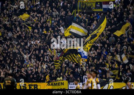Arnhem, pays-Bas. 03 Oct, 2025. ARNHEM, 03-10-2025, GelreDome, saison 2025/2026, Néerlandais Keuken Kampioen Divisie, match entre vitesse et Jong FC Utrecht, la photo montre les supporters de vitesse montrer leur soutien crédit : Pro Shots/Alamy Live News Banque D'Images