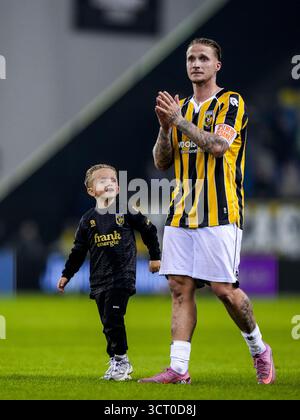Arnhem, pays-Bas. 03 Oct, 2025. ARNHEM, 03-10-2025, GelreDome, saison 2025/2026, Néerlandais Keuken Kampioen Divisie football, match entre vitesse et Jong FC Utrecht, photo montre le joueur de vitesse Alexander Buttner applaudit les fans crédit : Pro Shots/Alamy Live News Banque D'Images