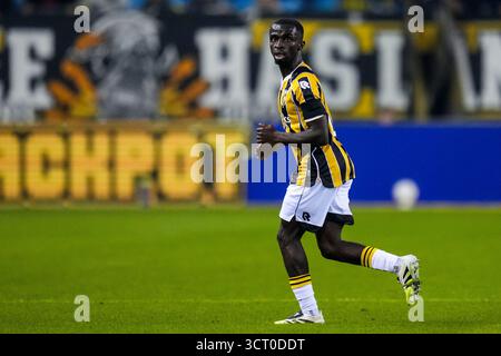 Arnhem, pays-Bas. 03 Oct, 2025. ARNHEM, 03-10-2025, GelreDome, saison 2025/2026, Néerlandais Keuken Kampioen Divisie football, match entre vitesse et Jong FC Utrecht, la photo montre le joueur de vitesse Solomon Bonnah regarde sur crédit : Pro Shots/Alamy Live News Banque D'Images