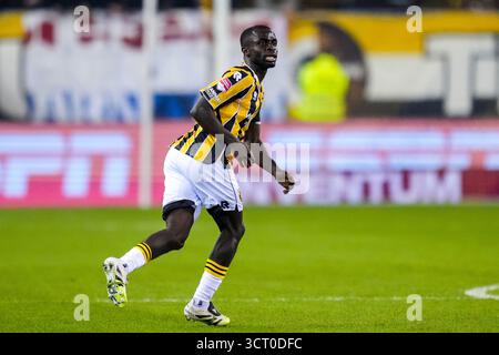 Arnhem, pays-Bas. 03 Oct, 2025. ARNHEM, 03-10-2025, GelreDome, saison 2025/2026, Néerlandais Keuken Kampioen Divisie football, match entre vitesse et Jong FC Utrecht, la photo montre le joueur de vitesse Solomon Bonnah regarde sur crédit : Pro Shots/Alamy Live News Banque D'Images