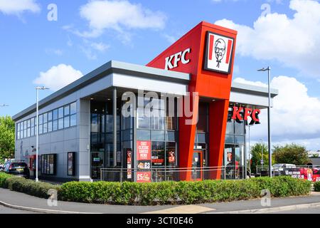 Shrewsbury, Angleterre, Royaume-Uni - 26 mars 2025 ; Kentucky Fried Chicken KFC Modern UK fast food avec signalisation Banque D'Images