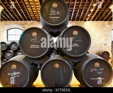 Sherry fût signé par les membres de la famille royale anglaise Philip Duc d'Édimbourg Gonzalez Byass bodegas Jerez de la Frontera Cádiz Andalousie Espagne Europe Banque D'Images