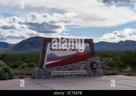 Parc national de la Vallée de la mort, Californie / États-Unis - 14 avril 2024 : photographie éditoriale du panneau officiel d'entrée du parc national de la Vallée de la mort. Banque D'Images