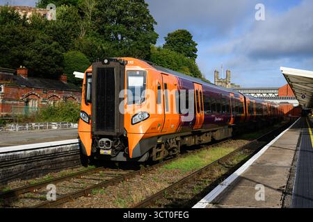 Shrewsbury, Angleterre, Royaume-Uni - 9 septembre 2025 ; West Midlands trains de classe 196 Civity diesel multi-unités sur la plate-forme de la baie de Shrewsbury UK Banque D'Images