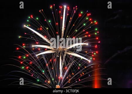 feux d'artifice ciel nocturne, événement de célébration au crépuscule, étincelles rouges et oranges avec de la fumée Banque D'Images