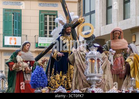 Vue large du flotteur du Seigneur de Salutation (Fraternité Salutación) dans la rue Malaga pendant la procession du dimanche des Rameaux, 2012. Banque D'Images
