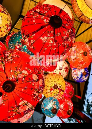 Tableau coloré de lanternes en papier asiatiques traditionnelles avec des motifs floraux suspendus à un plafond mettant en valeur la décoration culturelle ipoh malaisie Banque D'Images