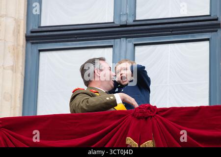 Guillaume, grand-duc de Luxembourg et son fils Charles sur le balcon du palais grand-ducal, Henri abdiqua du trône, célébration de l'accession Banque D'Images