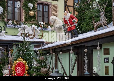 COLMAR, FRANCE - 10 DÉCEMBRE 2024 : des décorations de Noël élaborées mettant en vedette le Père Noël et des personnages d'ours polaires ornent un bâtiment du Christ de Colmar Banque D'Images