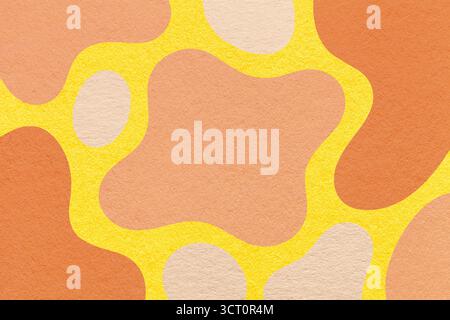Abstrait pêche, corail et fond jaune avec des formes amorphes et des taches, texture de papier dans un design organique plat. Banque D'Images