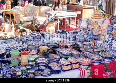 Une table pleine de plats bleus et blancs. La table est mise en place dans un marché. Il existe de nombreux types de plats différents sur la table. Ville de Puebla, Mexique, Banque D'Images