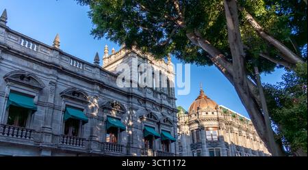Un grand bâtiment avec un auvent vert et un dôme sur le dessus. Le bâtiment est entouré d'arbres et a beaucoup de fenêtres. Ville de Puebla, Mexique, artisanat Banque D'Images