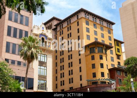 Vue des bâtiments du centre-ville depuis la promenade de la rivière à San Antonio, Texas, États-Unis. Banque D'Images