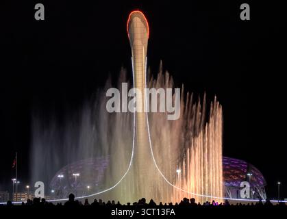 Sotchi, Russie - 20 janvier 2025 : chanter des fontaines musicales avec Bowl de l'oiseau de feu de flamme olympique à Sotchi la nuit, Parc olympique, Russie. Fisht Oly Banque D'Images