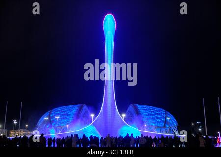 Sotchi, Russie - 20 janvier 2025 : chanter des fontaines musicales avec Bowl de l'oiseau de feu de flamme olympique à Sotchi la nuit, Parc olympique, Russie. Fisht Oly Banque D'Images