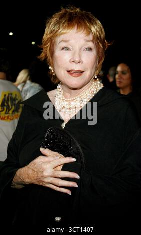 Shirley MacLaine lors de la première de « In Her Shoes » à Los Angeles à l'Academy of Motion Pictures Arts and Sciences à Beverly Hills, États-Unis, le 28 septembre 2005. Banque D'Images