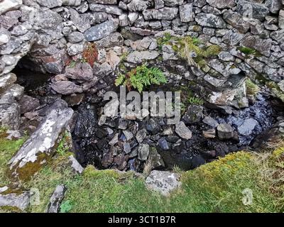 Alltanabradhan Mill, une ruine de l'ère Clearances dans les Highlands écossais près d'Achmelvich sur la NC500. Les murs de pierre et les vieilles meules sont encore éparpillés. Banque D'Images