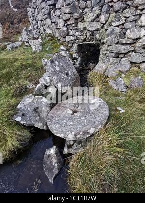 Alltanabradhan Mill, une ruine de l'ère Clearances dans les Highlands écossais près d'Achmelvich sur la NC500. Les murs de pierre et les vieilles meules sont encore éparpillés. Banque D'Images