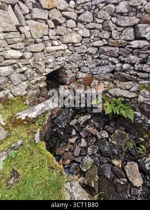 Alltanabradhan Mill, une ruine de l'ère Clearances dans les Highlands écossais près d'Achmelvich sur la NC500. Les murs de pierre et les vieilles meules sont encore éparpillés. Banque D'Images