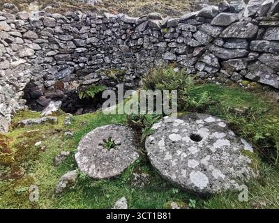Alltanabradhan Mill, une ruine de l'ère Clearances dans les Highlands écossais près d'Achmelvich sur la NC500. Les murs de pierre et les vieilles meules sont encore éparpillés. Banque D'Images