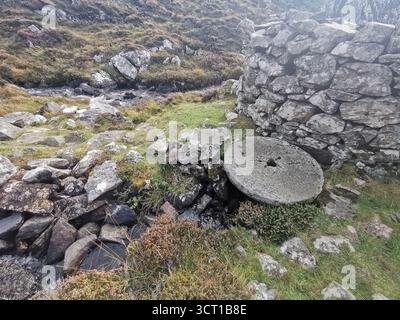 Alltanabradhan Mill, une ruine de l'ère Clearances dans les Highlands écossais près d'Achmelvich sur la NC500. Les murs de pierre et les vieilles meules sont encore éparpillés. Banque D'Images