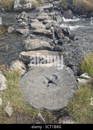 Alltanabradhan Mill, une ruine de l'ère Clearances dans les Highlands écossais près d'Achmelvich sur la NC500. Les murs de pierre et les vieilles meules sont encore éparpillés. Banque D'Images