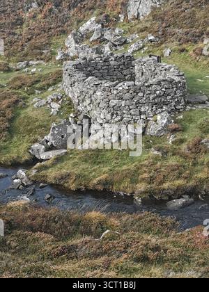 Alltanabradhan Mill, une ruine de l'ère Clearances dans les Highlands écossais près d'Achmelvich sur la NC500. Les murs de pierre et les vieilles meules sont encore éparpillés. Banque D'Images