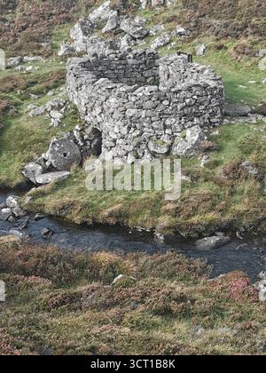 Alltanabradhan Mill, une ruine de l'ère Clearances dans les Highlands écossais près d'Achmelvich sur la NC500. Les murs de pierre et les vieilles meules sont encore éparpillés. Banque D'Images
